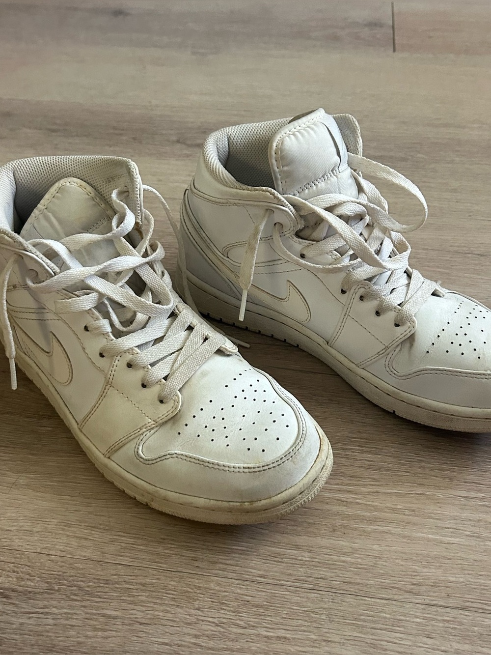 Women's 9 Nike Air Jordan 1 Mids Triple White